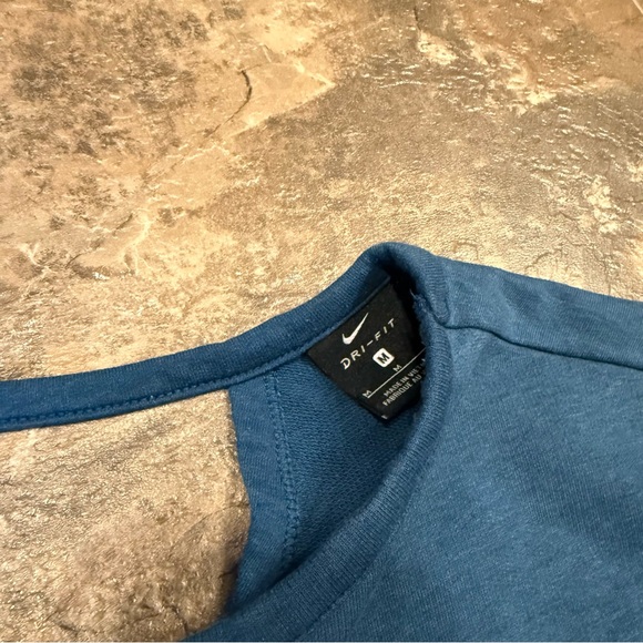 NIKE DRI-FIT Cropped Pullover Sweatshirt Cut Out Slit Back - Picture 6 of 6